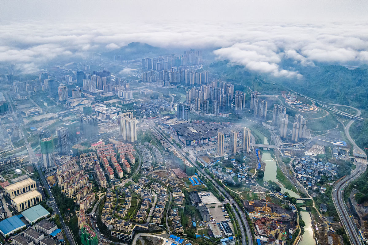2021年4月17日,湖南湘西,吉首市湘西高新技术产业开发区周边出现云海