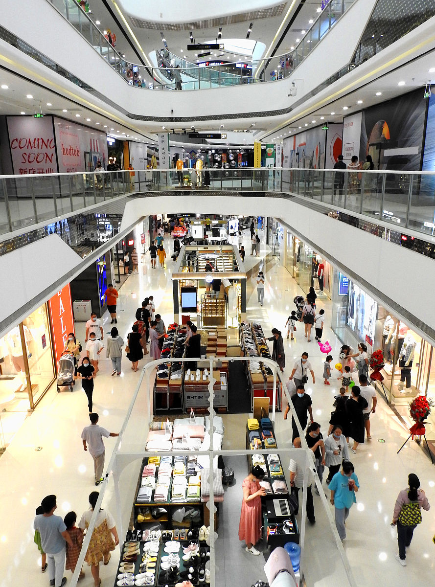 2020年6月25日,江苏连云港市高新区一家大型商场,休闲购物的市民络绎
