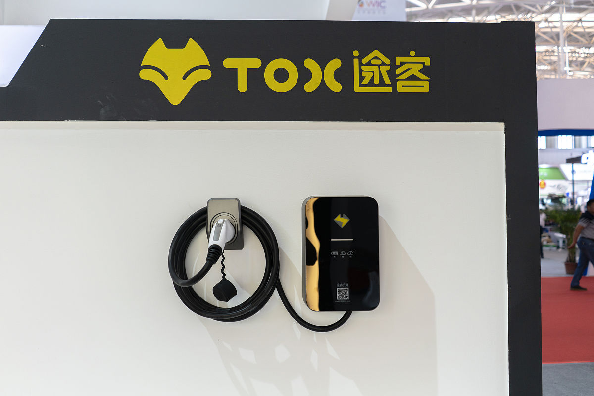 在电动汽车与充电桩的基于can协议的通信过程中通过DH算法进行加密应该通过插入插件的形式实现还是如何实现？