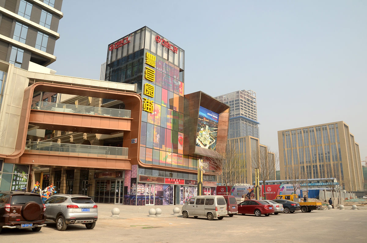 2017年3月18日,北京,丰台科技园区万达广场,主题建筑已经完成,正在招