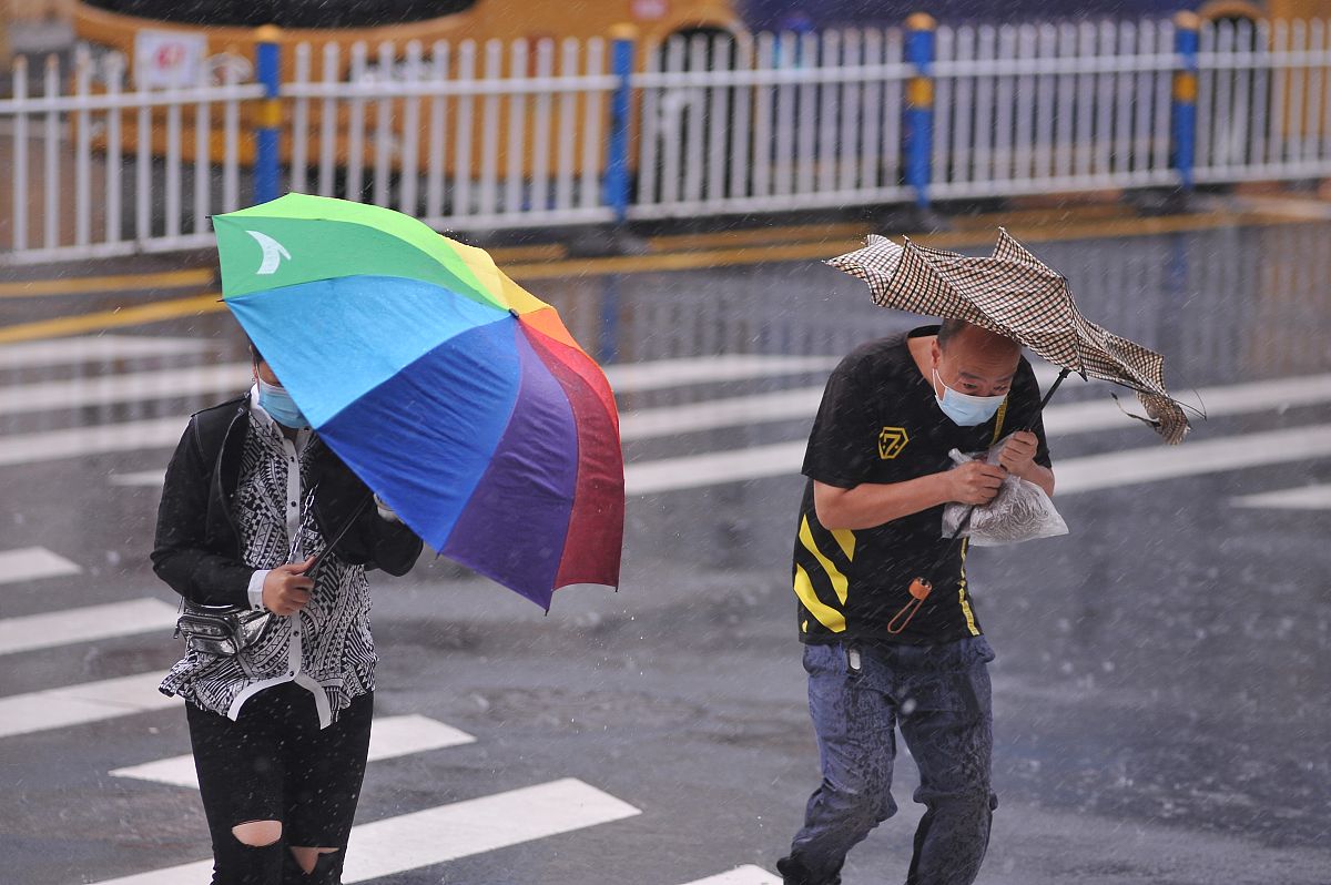 2020年9月3日,受"美莎克"台风影响,哈尔滨市出现大风暴雨天气,人们撑