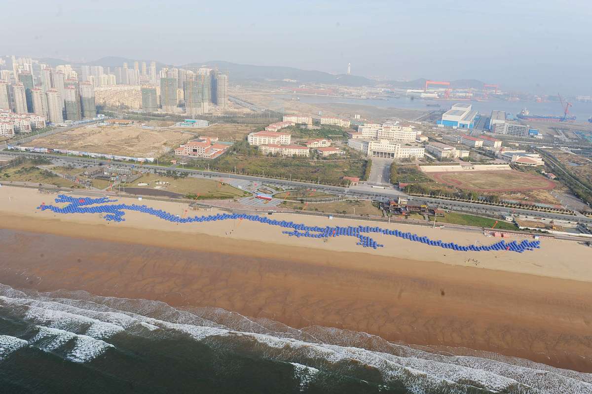 2012年10月13日,由900顶露营帐篷组成的世界最大龙形拼图出现在山东青