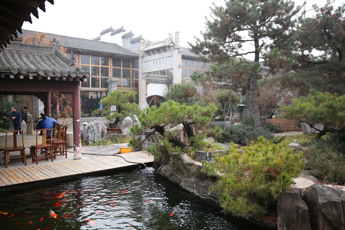2019年2月27日,西安,室外有石磨盘餐桌,天气好的时候坐在室外看游动的
