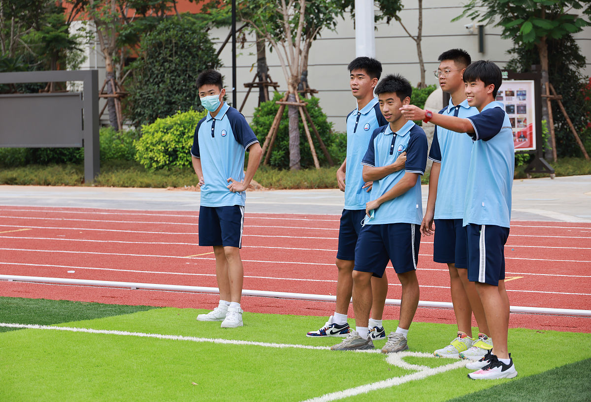 2021年8月28日,厦门,同学们好奇地看着新校区新环境.