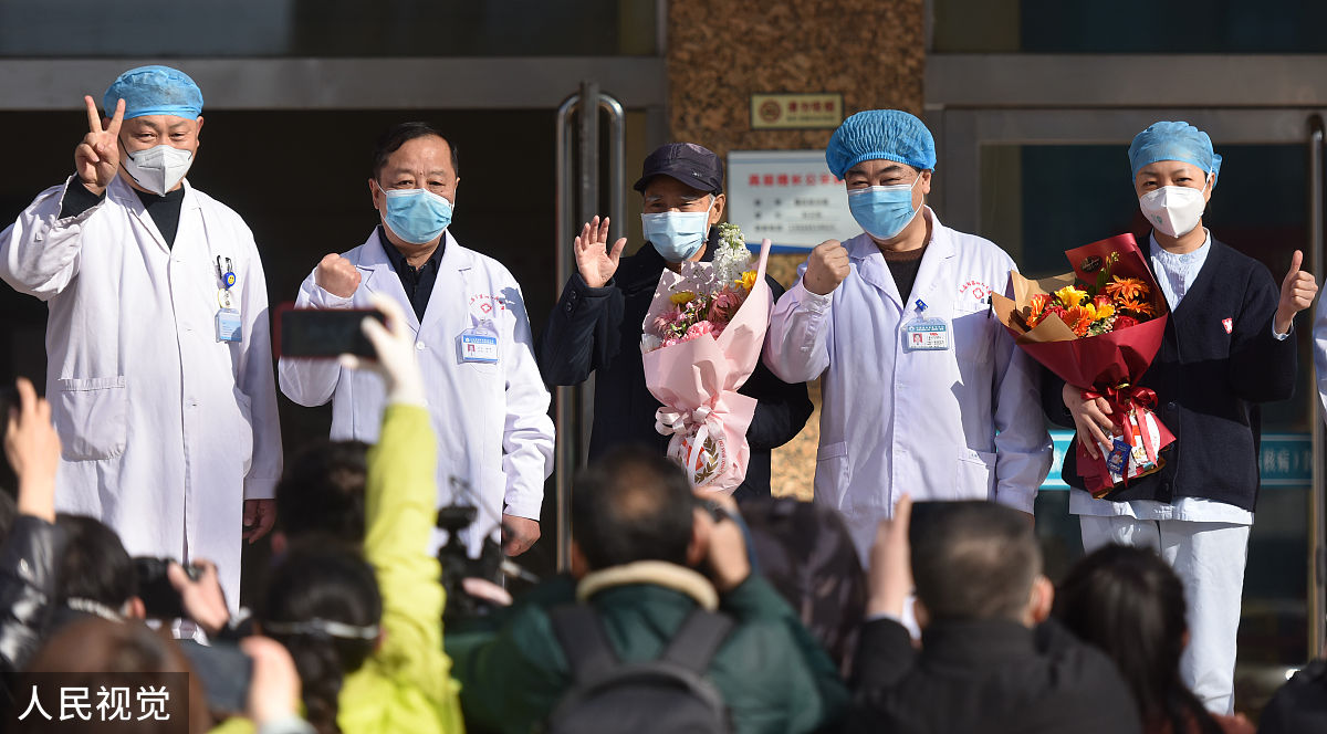 改写：新冠病毒引起的症状可能与 SARS 和 MERS 类似而从之前的研究中可以看到在经历过 SARS 之后出院的患者在早期康复阶段出现了很多诸如呼吸困难、肌肉无力以及抑郁、焦虑等心理方面的后遗症