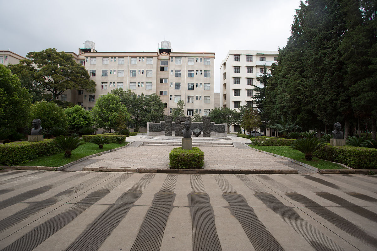 云南大学滇池师范学院杨林校区：历史沿革与发展现状