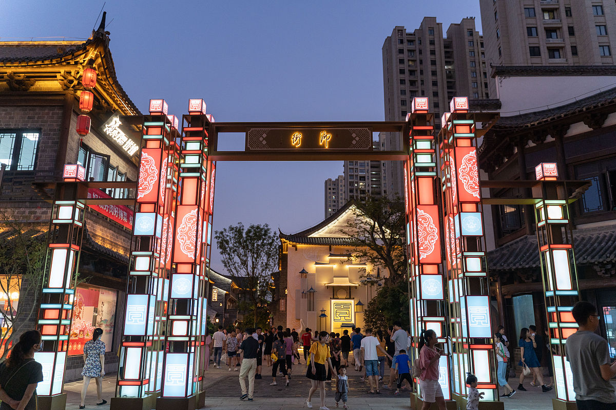 2021年9月12日,合肥,实拍仿宋朝文化商业街贡街夜色.