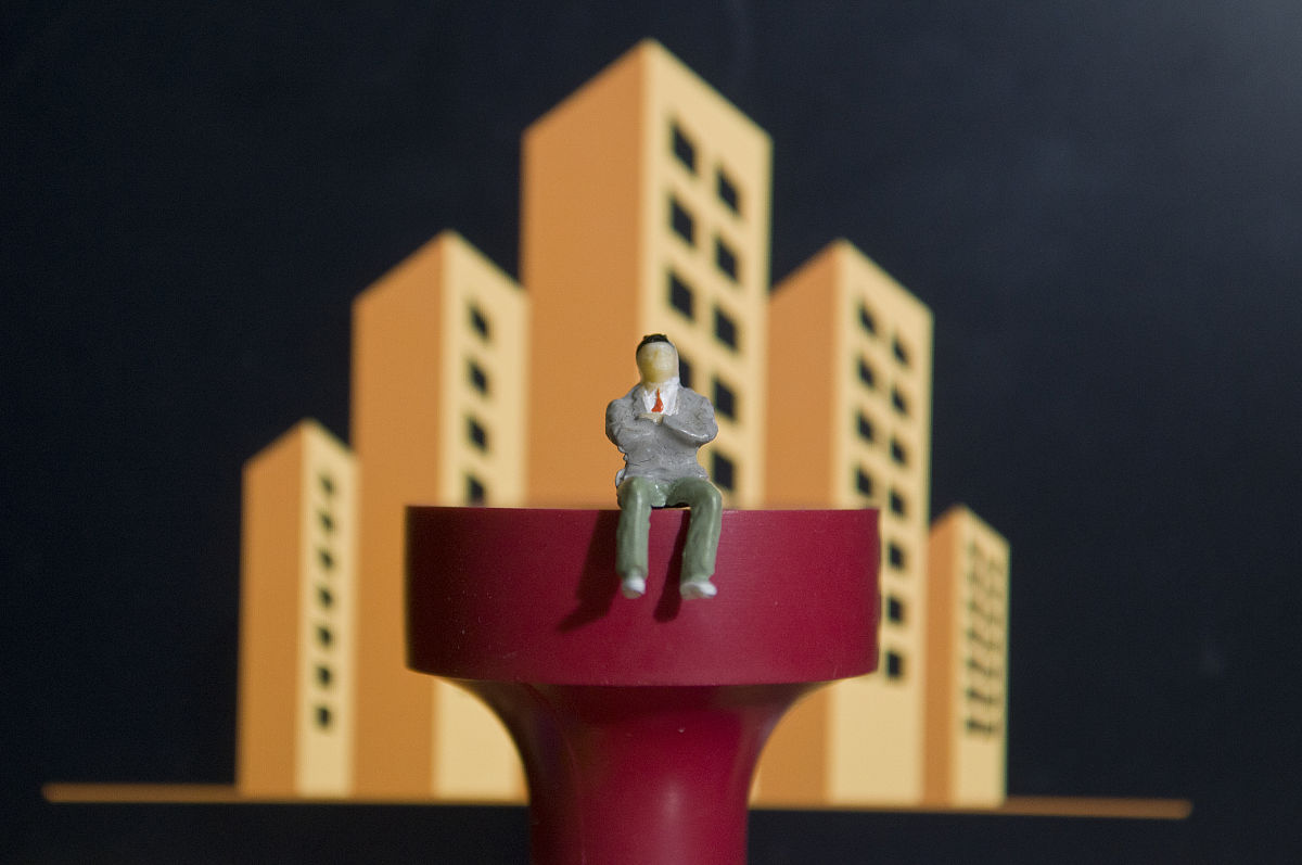 请将你下面的提纲、主题还有事件的核心内容写成一个完整的事件事件的主题意思不变字数 5000 字。提纲：主题：离开公司后你真正拥有什么？房地产行业的发展和挑战a 见证国内房地产行业的飞速发展b 现实中房地产行业的挑战和黄金时间的有限性工作年龄的延长和生计维持的问题a 人的寿命和工作年龄的增长趋势b 面对离开工作岗位后的生计维持问题对个人的思考和准备a 深入思考离开工作后能带走什么b 真正的核心技能和