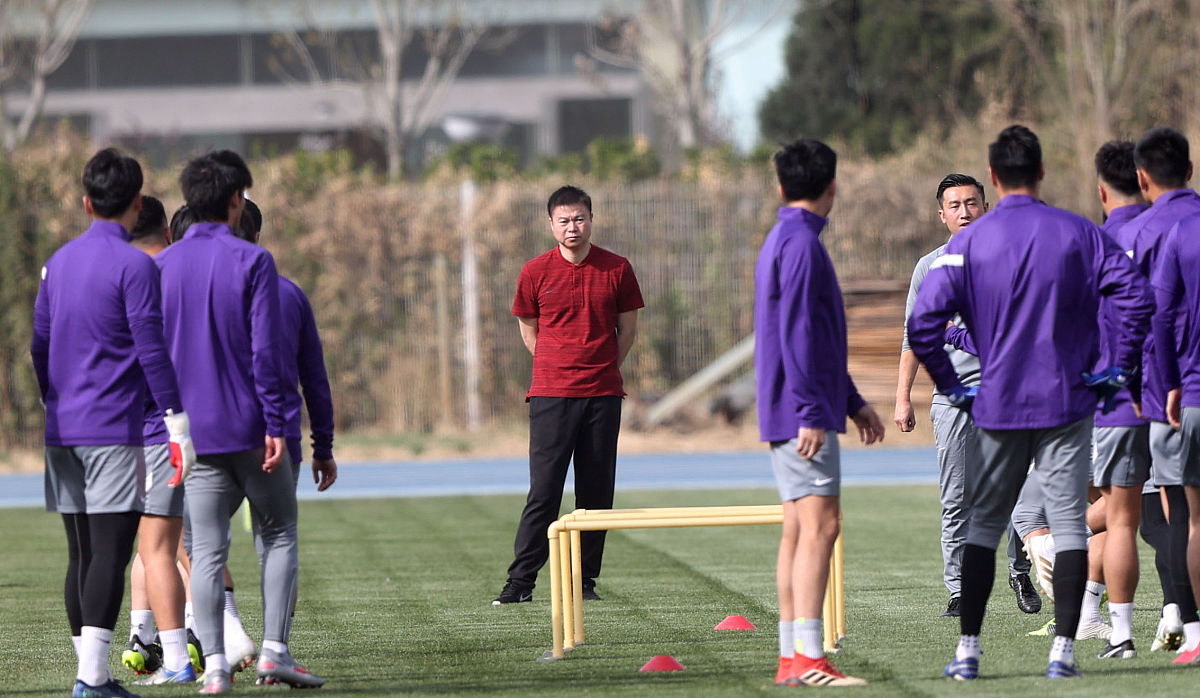 闫教练是这个培训机构工龄最长的元老级人物与华教练是同班同学但家境是这些教练中最普通的一个对于他来说教球是很重要的副业之一。去过一次闫教练的家记忆深刻它位于城区外房子面积小一进门就能感受到拥挤但小而精这个小家让人感到温馨。闫教练是唯一一个在我小时候记忆中印象深刻的人他身材瘦小但非常有力量他的眼神犀利而坚定总是充满自信和激情。闫教练对于教球非常认真每次训练都会精心准备不仅仅是教授基本技术还会传授一些实