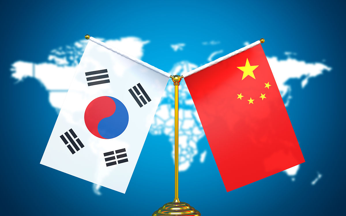 结合以下内容并以《韩流在中国的传播及其对中韩关系的影响》为题写出摘要部分不少于150字。自古以来韩国就和中国有着亲密的联系 韩国不仅受到中国经济、文化开放的直接和间接影响 同时也影响着中国。在中国开放政策的影响下 中国大众文化受到韩国文化影响也很多。这种影响中国大众文化的韩国文化被称为韩流。韩流在中国的传播不仅仅是因为中韩两国在文化上的相似性还受到韩国政府的高度重视以及中韩两国密切的政治和经贸关系