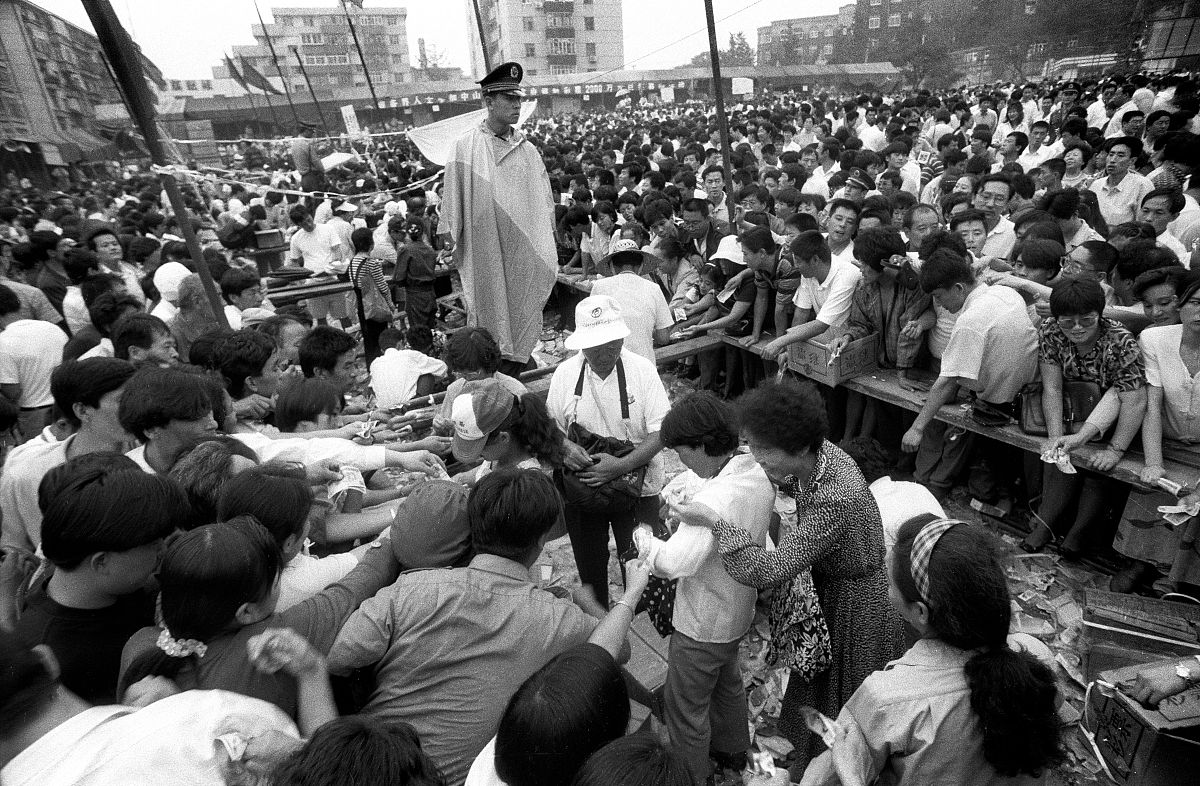 《中国体彩首次发行》 1995年9月,市民在大连市体育场争相购买国家体