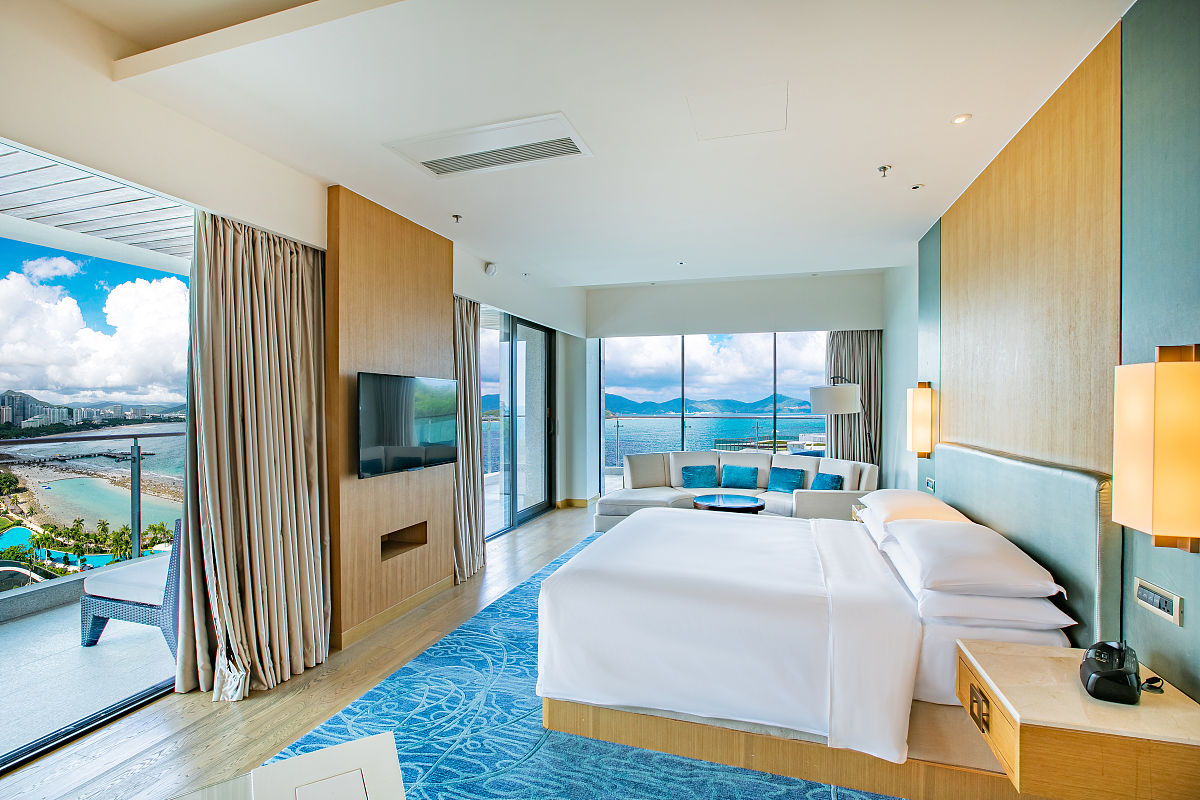 宝宝们所以关注关注一定要点了而且今天给大家安排到了朋友们房间也不是普通的房间给到大家房间白色咱们一个简约白色为色调实木色点击在其中而且带阳台带落地窗你要知道宝宝们千岛湖带阳台带落地窗的一个房间一个晚上随随便便一晚上五六百块钱了我今天直播间150块都不到而且酒店设施配备非常完全给到大家小朋友来玩像我们整个是儿童乐园应有尽有让他玩一整天宝宝们不住酒店可以玩的非常开心一整天不亦乐乎。 帮我写一段内容和风