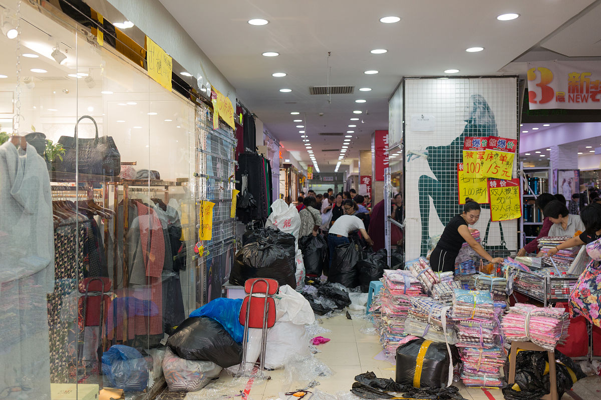 2018年9月28日,经营了20年的北京官园商品批发市场永久性停止营业,西