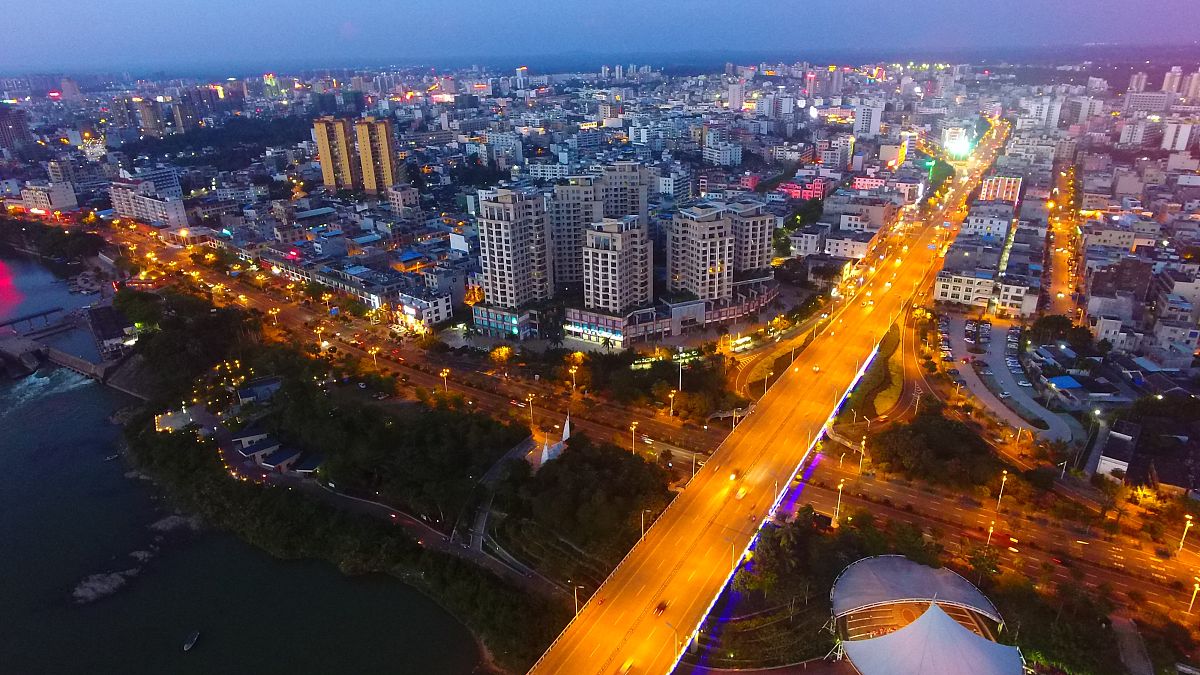 2018年5月4日,海南琼海,万泉河畔华灯初上夜色迷人.