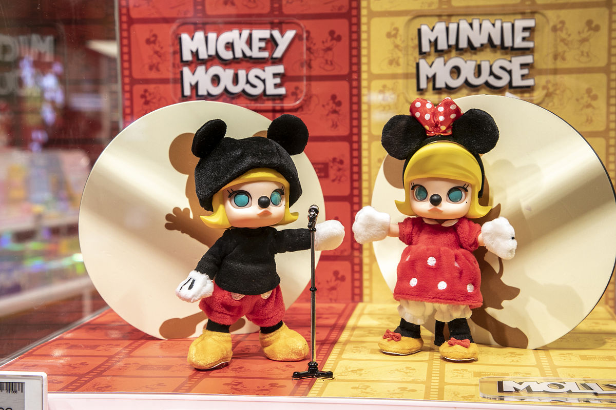 From the picture we can see that there are moldy goods According to the crews description the moldy goods are located several centimeters below the surface of the cargo pile and the thickness of