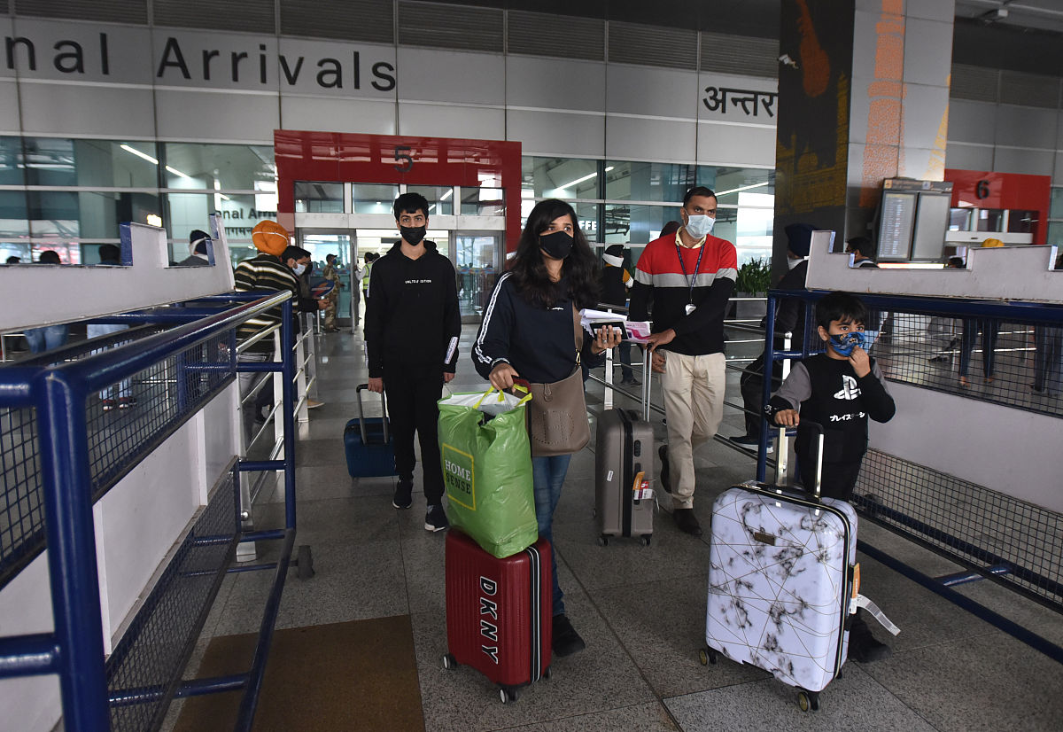 丹佛机场行李托运系统有以下问题人员、需求、范围、风险、进度、成本、质量请按照这几个方面进行排序并解释说明该问题要800字的文章