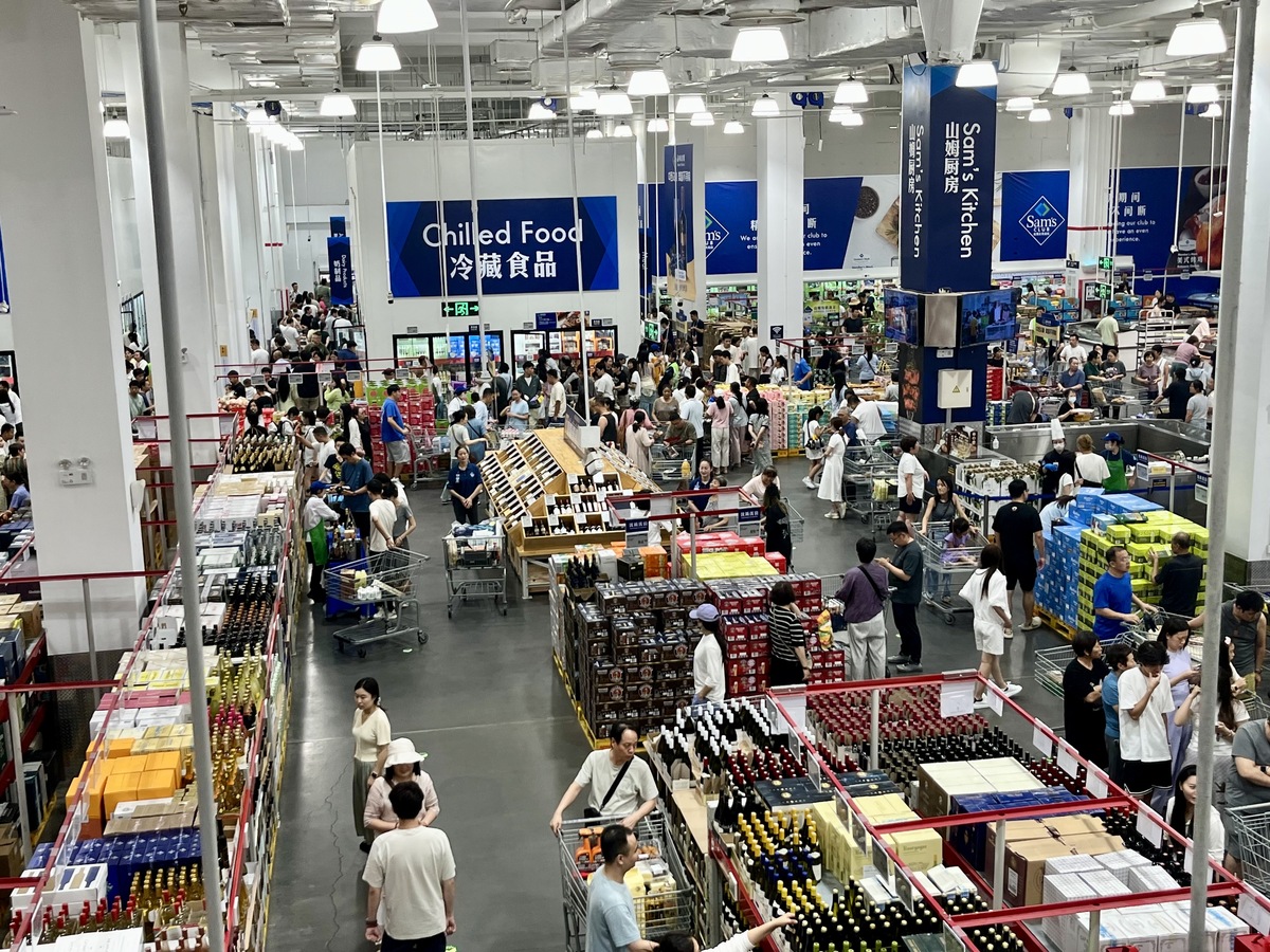 泰斗超市是全球最大的超市连锁店之一通过为客户提供汽油和金融服务来扩大业务。这是一种市场发展策略属于安索夫矩阵中的市场渗透。该公司试图通过向现有客户提供新的产品和服务来增加销售额和市场份额。通过提供汽油和金融服务泰斗超市在现有市场上提供更多的选择和附加值以吸引更多的客户。翻译成英文