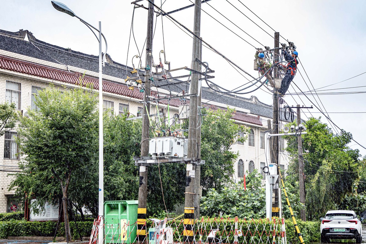 根据电气设备和母线布置的高度屋外配电装置可分为什么和半高型配电装置。