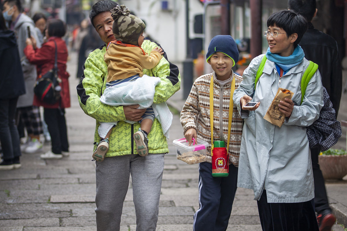 父母进城工作：至少一人移居经济发达地区