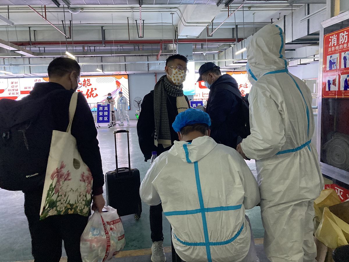 最近一些地铁部门发布了通知表示乘坐地铁已经不强制要求戴口罩了。这一消息立刻引起了广泛的关注和争议。对于这一情况我个人认为还是要根据实际情况来决定是否戴口罩。 首先我们需要知道的是口罩是有效防范病毒传播的重要措施之一。在疫情期间很多人戴口罩已经成为了一种习惯也是一种文明的表现能够保护自己和他人的健康。因此即使地铁部门不强制要求戴口罩我们仍然应该自觉地佩戴做好自我防护。 请点击输入图片描述最多18字其