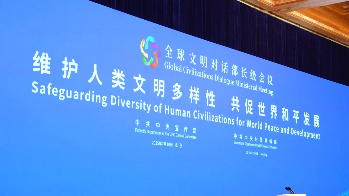 上联: 和合文化全球论坛永久举办地，求下联内容：会议主办城市名字谐音'和'字，共祈和谐共创未来