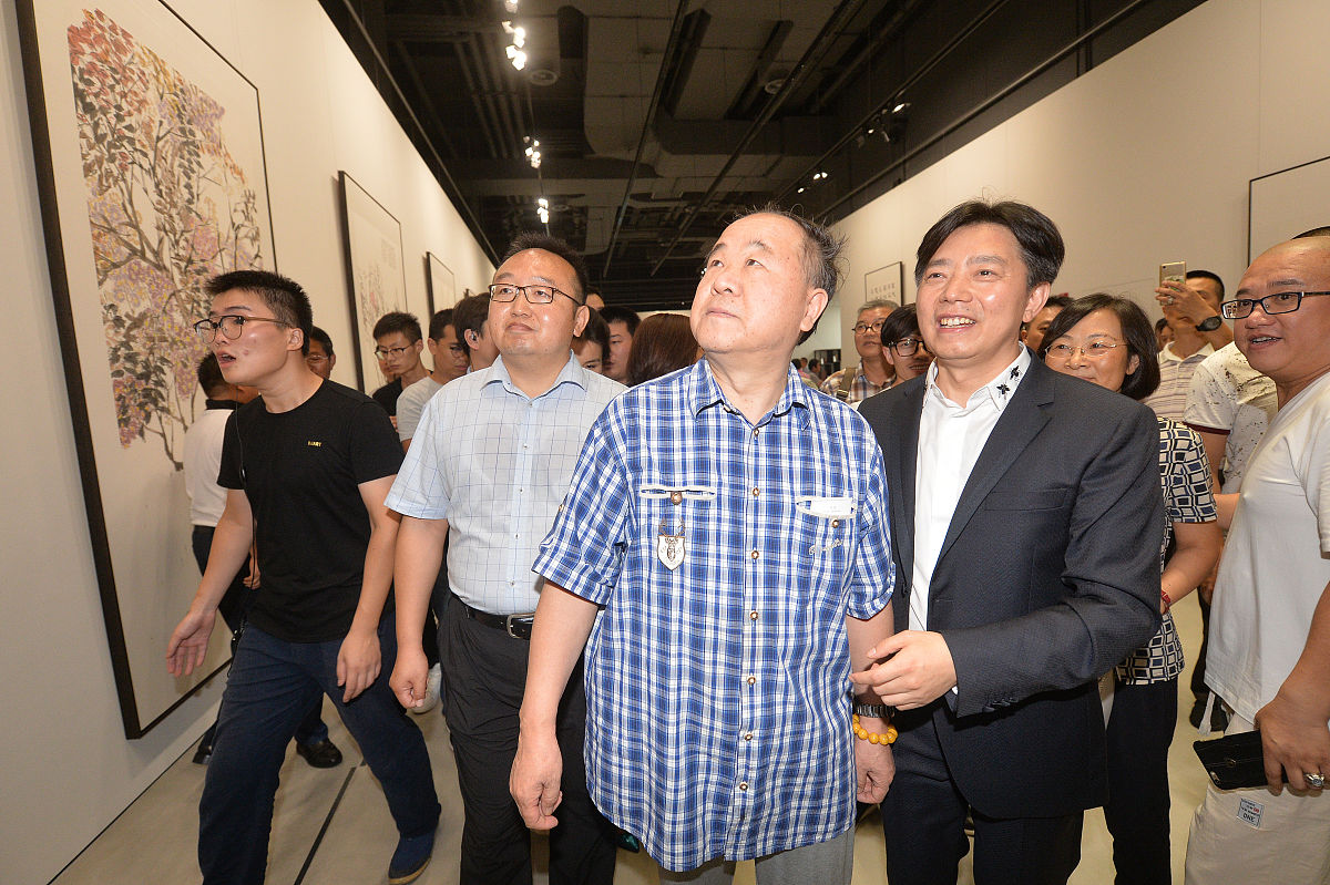 2017年9月26日,南京,莫言参观展览.