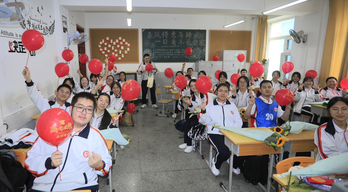 同学们转眼你来到新学校已经有一段时间了新校园新同学新老师新环境新的高中生活给你留下了怎样的印象？你有什么样的遇见写一篇记叙文？800字