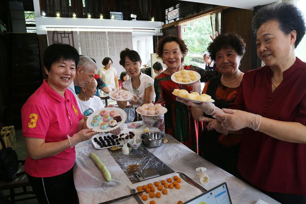 育慧里社区周记：月饼制作和手工香薰活动