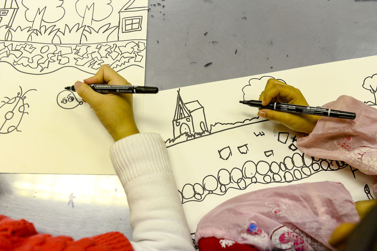 如何画一个逼真的笔记本：详细步骤指南