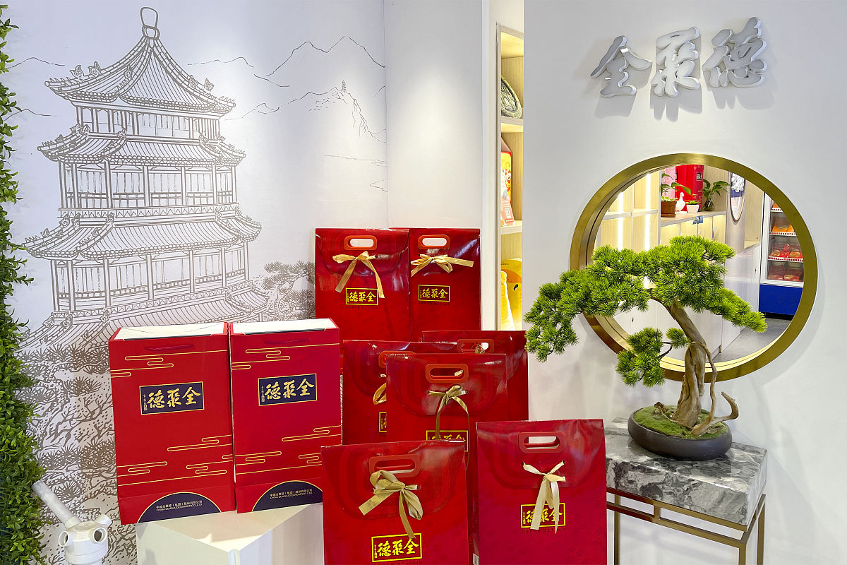 2021年11月21日,北京长安商场复兴门店,上市公司全聚德烤鸭销售专区.