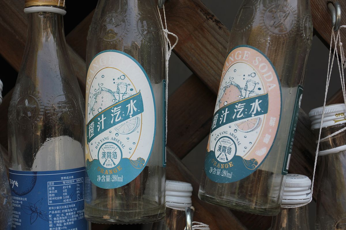 家门口新开了一家烤肉这怎么能少得了我呢必须安排！不得不说他家的烤肉还真不赖外焦里嫩肉香味扑鼻直冲我的味蕾好吃的停不下来而为了解油腻我每次都是必带纯水乐苏打气泡水气泡实足口感沁爽和肉食简直就是绝配补足结尾