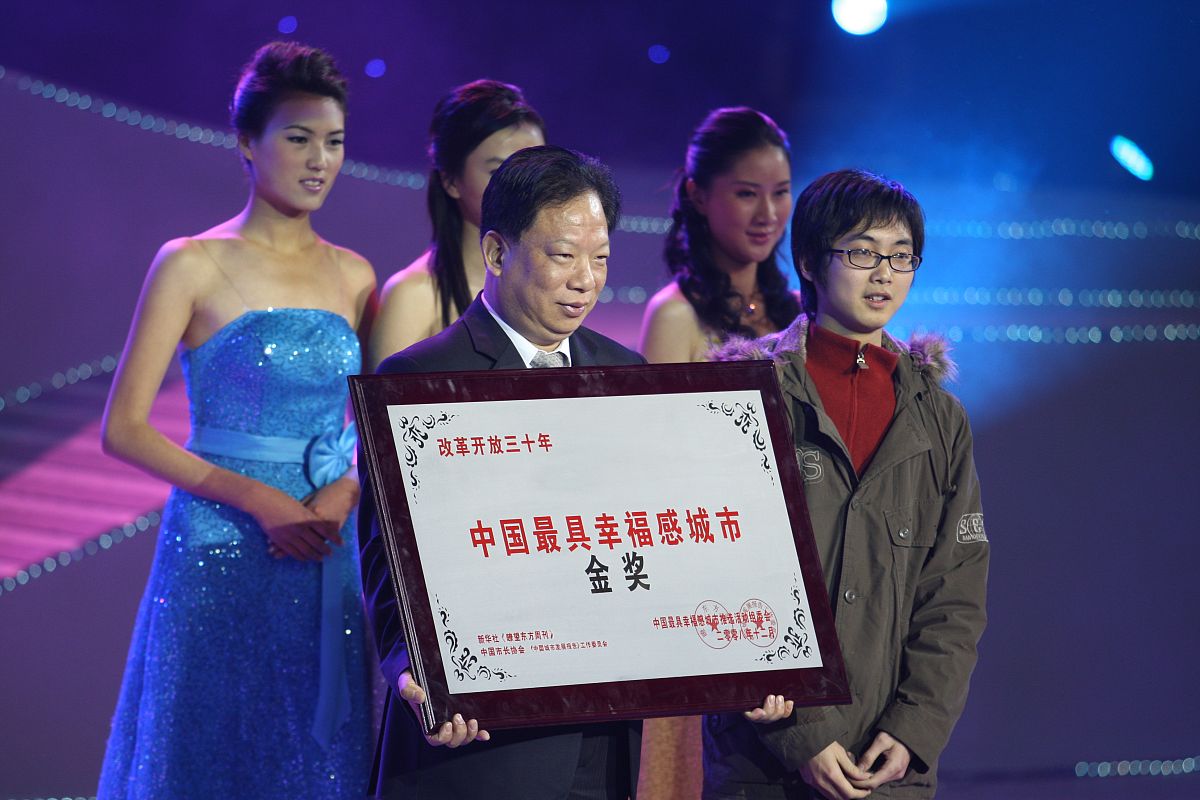 帮我把以下这段话改的通顺、易读：尊敬的领导下午好我是陈佳丽现任智能产品研发工程师我的座右铭是尽我所能扬善担当。我获得的荣誉有国家大学生数学竞赛和数学建模大赛三等奖公司级科技创新成果三等奖中核五公司拔河比赛一等奖以及中共上海市石化街道柳城居民区党总支部委员会的感谢信和中国生物多样性与绿色发展基金会的志愿者证书。在上海疫情期间我因骨折仍然坚持参与金山石化社区全程疫情防控工作提供核酸检测服务协助核酸采样