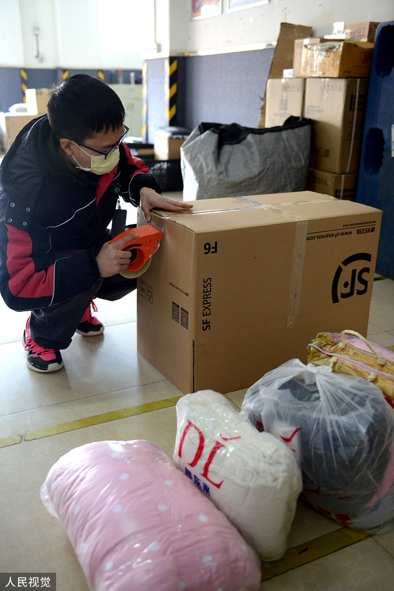 消费者等快递包装使用者，目前对于使用过的快递包装进行回收及再利用的意识较为淡薄。消费者在取到快递后就不再需要快递包装了，所以对于快递包装的处理基本上都是直接打开包装然后丢掉，没有养成回收的习惯也没有意识到回收的重要性与必要性。各