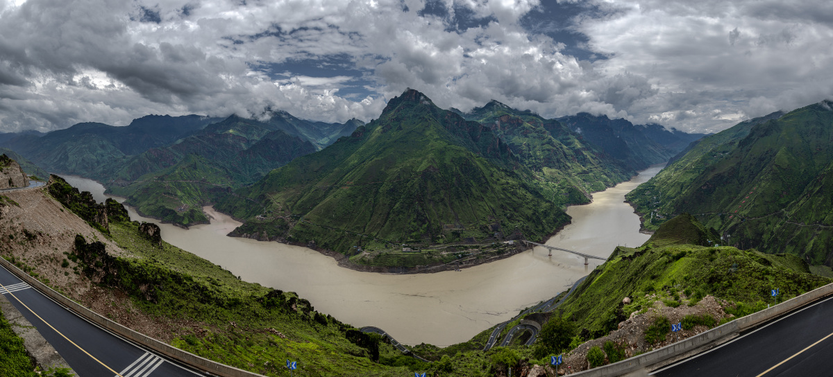 金沙江滨江旅游城市宣传标语：探索自然奇迹的绝美之城