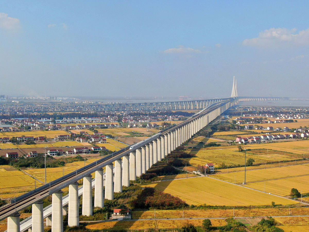 江苏2023年女生适合的铁路学校专业推荐：机车车辆、信号与通信等