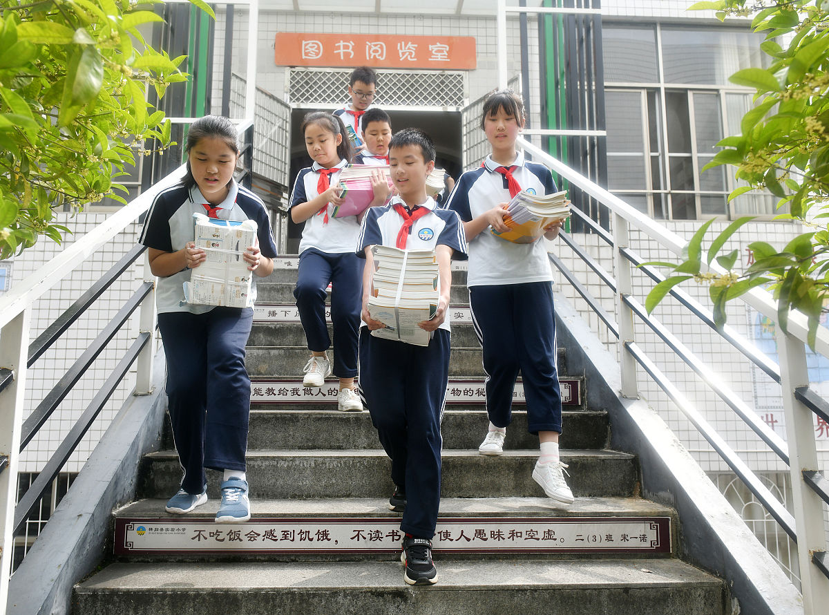 2021年9月1日,湖北省宜昌市秭归县实验小学学生在搬运新学期教材.