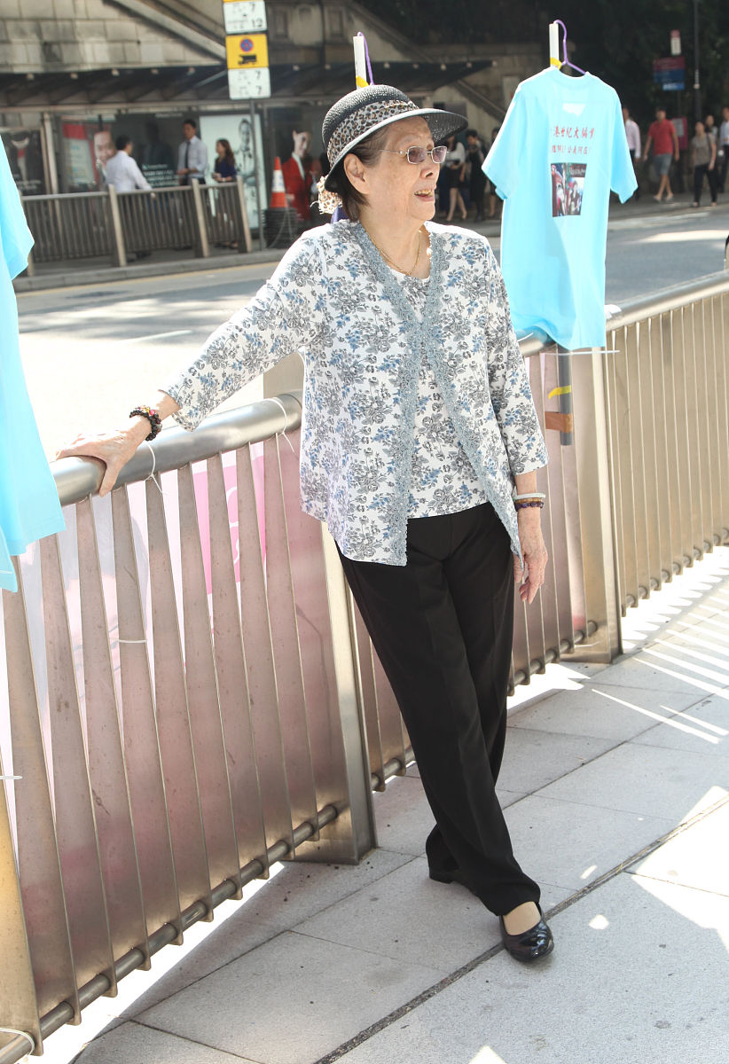 2011年10月17日,香港,已故歌星梅艳芳逝世近八年,梅妈覃美金仍坚持为