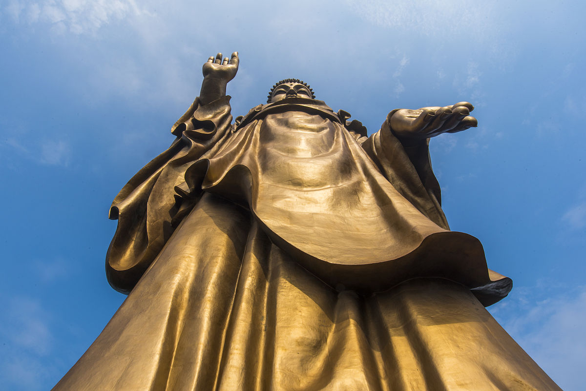 chatgpt无锡坐地铁能直达的景区无锡市内地铁可以直达的景区有：1 无锡灵山大佛：地铁1号线至灵山站出站后步行即可到达。2 无锡太湖湖滨景区：地铁1号线至太湖广场站出站后步行即可到达。3 无锡三国城：地铁1号线至三国城站出站后步行即可到达。4 无锡鼋头渚风景区：地铁2号线至鼋头渚站出站后步行即可到达。5 无锡锡惠公园：地铁2号线至锡惠公园站出站后步行即可到达。6 无锡南禅寺：地铁2号线至南禅寺站