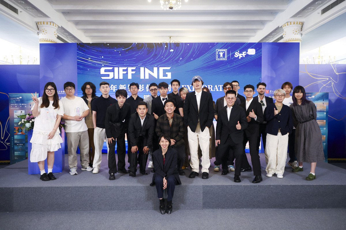 请帮我检查以下英文的时态。Zhou Fei is Chairman and CEO of BMTEK Shenzhen Inc He is a technology executive with over 18 years of experience leading high-growth businesses and transforming companies He was the winne