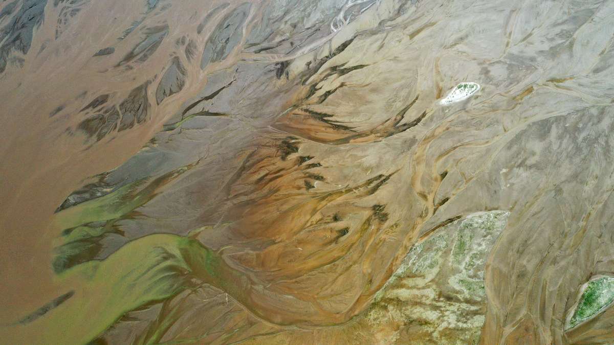 阴山南坡叠瓦状洪积扇形成过程解析：地质构造、气候与水文影响