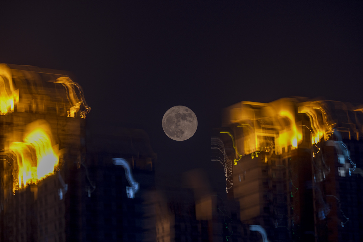 2026年4月2日,吉林吉林,夜空中的一轮圆月(多重曝光).