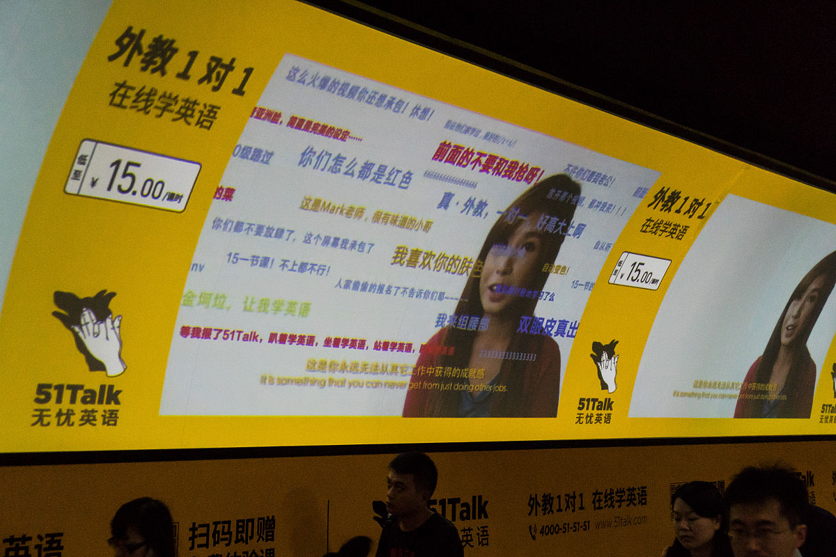 弹幕互动游戏：用弹幕攻击对手，乐趣无限！