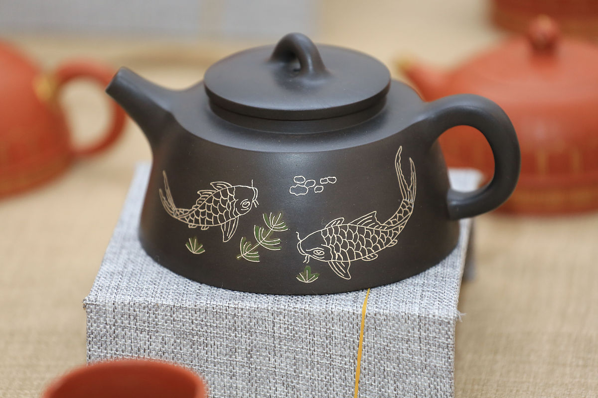 花紫砂花瓶底部刻有居正紫砂是哪个大师制作用250字描述