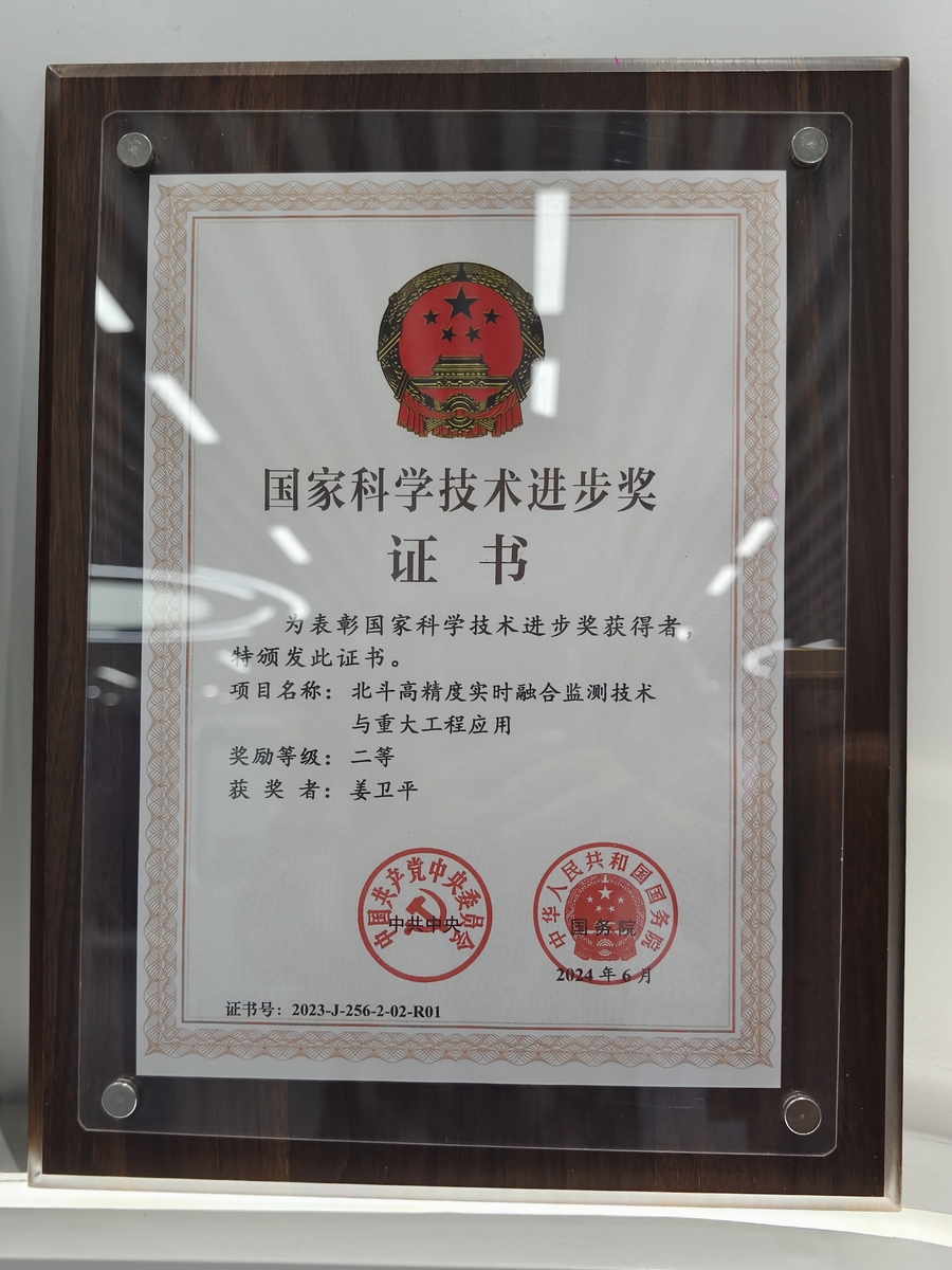 你充当一个写作文员我给你一段话你对这段话进行伪原创、润色改写降低与原文的相似度保持主要意思不变再进行一句话的简单扩写扩写加在原来的内容后面也就是放在同一个pp里面不要放在一个单独的pp里面并且保持html标签不变给你的内容如下：
 p学校先后被授予全国五一劳动奖状单位、全国职工职业道德建设先进单位、全国创绿色活动先进学校、省文明单位、省教育系统模范职工之家等荣誉；是教育部现代