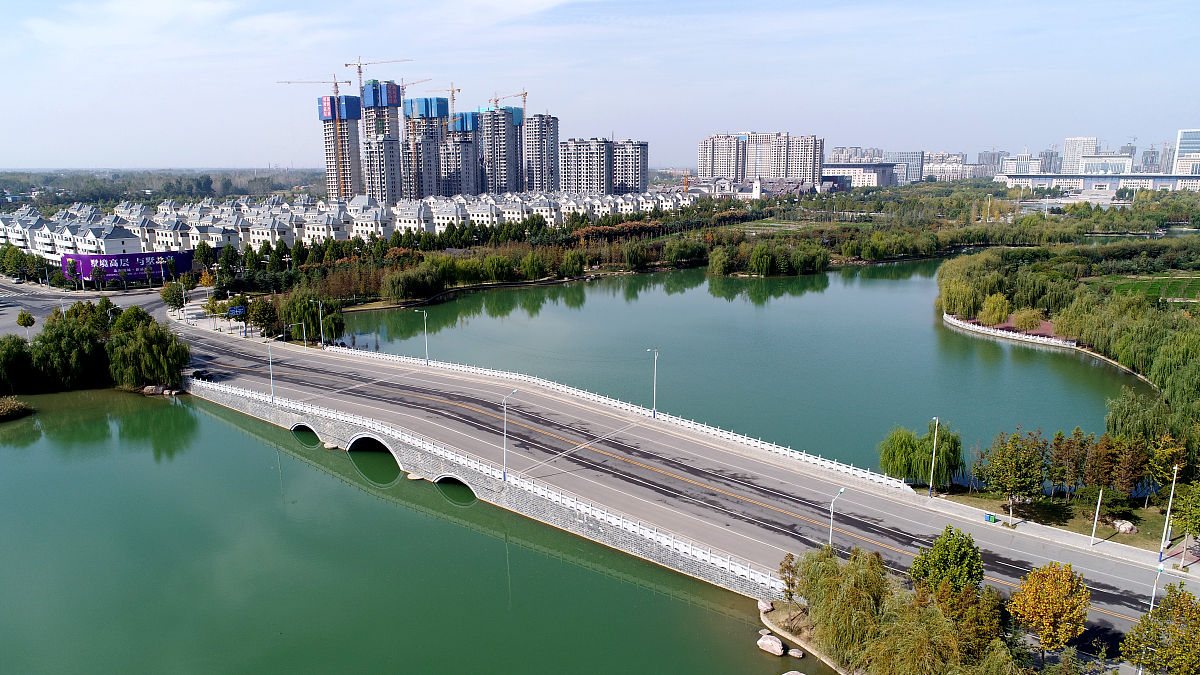 2018年10月23日,河南许昌,建安区北海公园,城水相依,风景迷人.