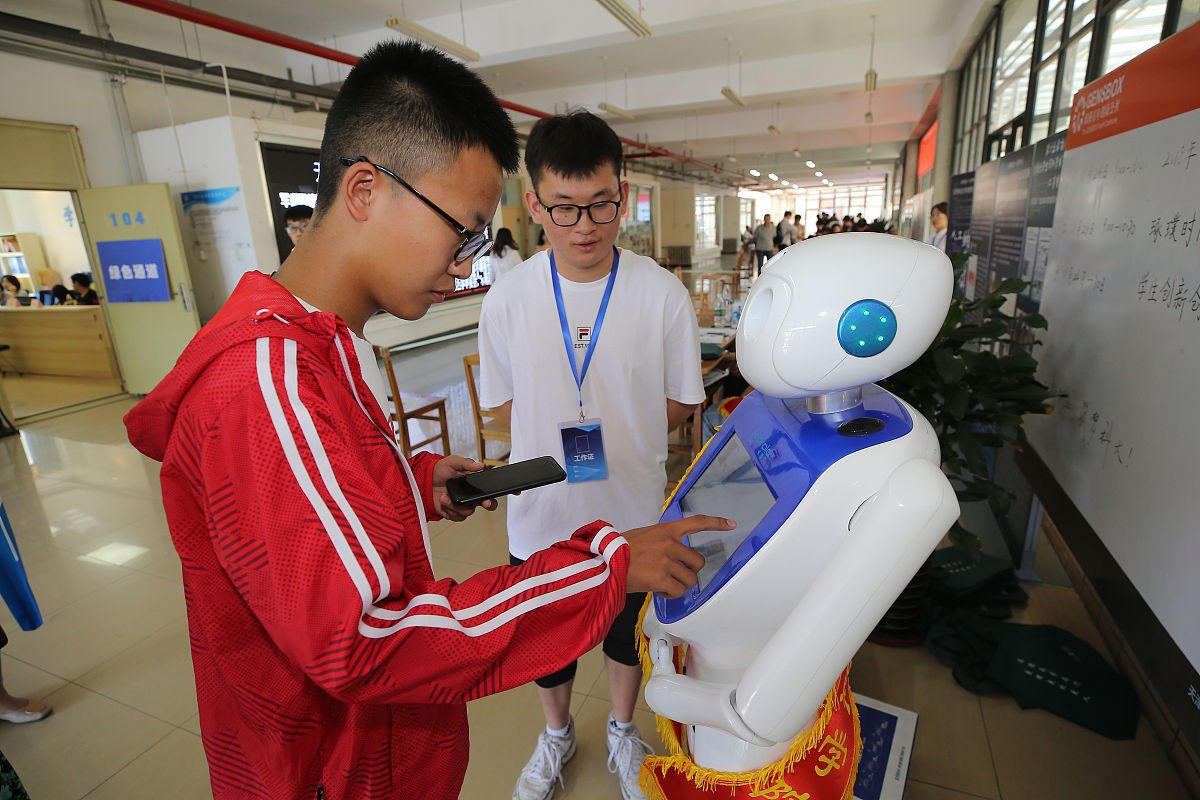 2023年3月27日日本上智大学在其官网上发布了关于ChatGPT 和其他 AI 聊天机器人的评分政策。该政策规定未经导师许可不允许在任何作业中使用 ChatGPT 和其他 AI 聊天机器人生成的文本、程序源代码、计算结果等。如果发现使用了这些工具将会采取严厉措施。