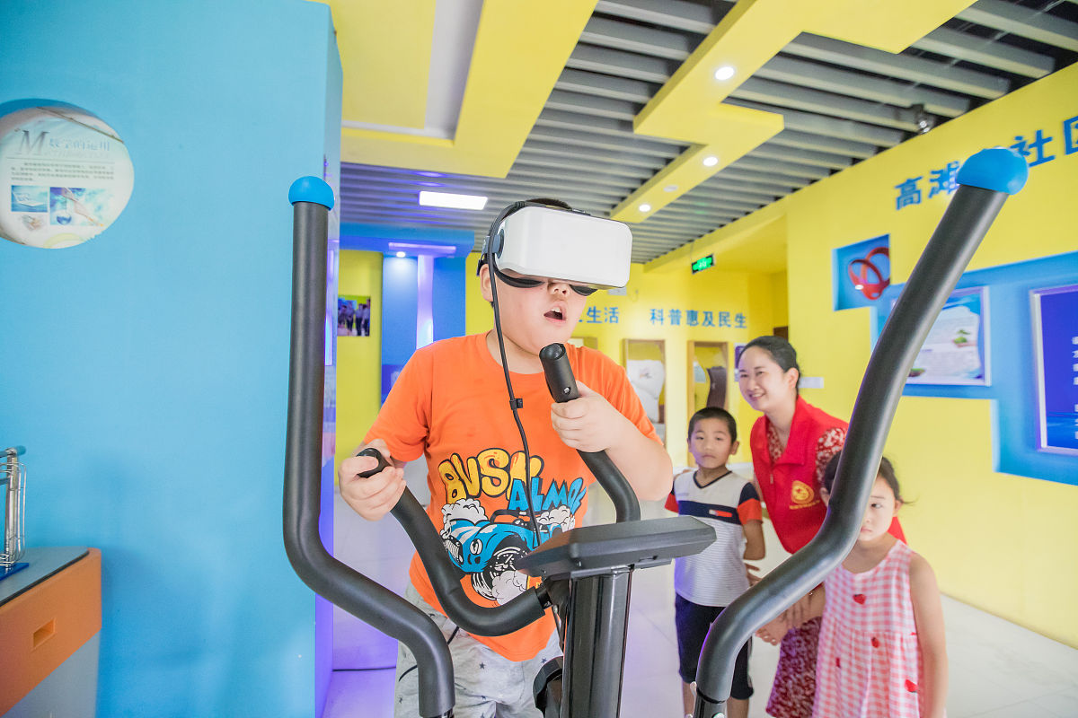 概括一下这段话：通过对测试用户数据的进一步分析发现几位参与此次测试的儿童测试分数均值在252分见表6-4。从单项来看游戏视觉与游戏情境得分都较高说明虚拟情境的创设使儿童的沉浸度较高具有较好的视觉与情境体验；而且游戏内容与知识获取这两项分数也有较为不错的反馈说明通过VR教育游戏的形式能够较好地传播儿童防性侵知识等。通过用户调查法等方式进行游戏的可行性测试与游戏教学效果的反馈分析包含用户调查问卷以及用