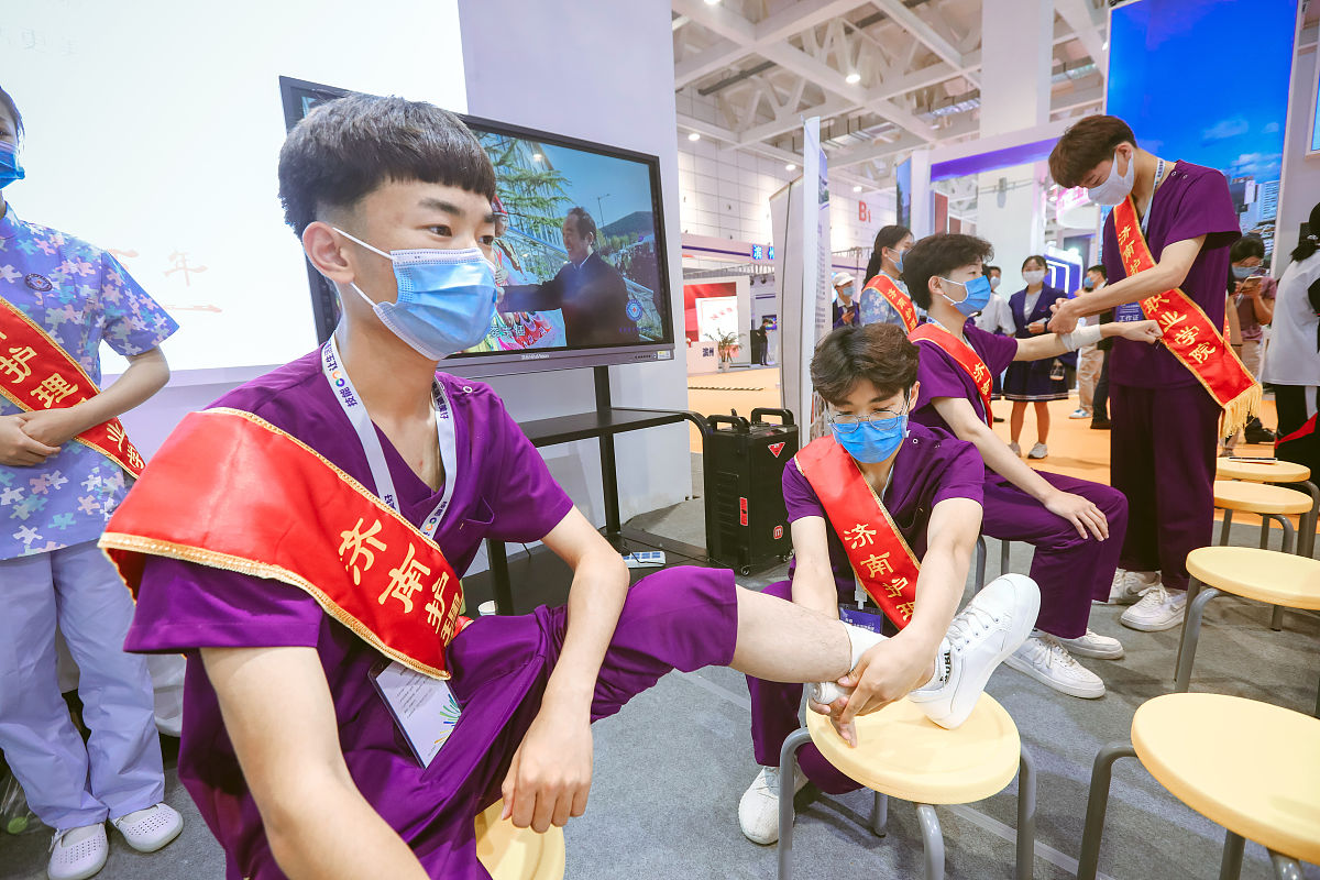 胃癌术后早期康复指导护理干预效果研究：50例患者对照实验