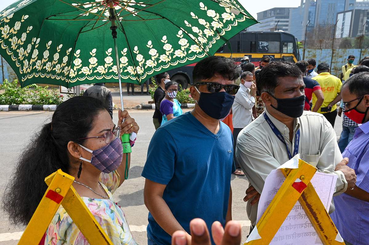 当地时间2021年4月9日,印度孟买,当地一新冠疫苗点为疫苗供应紧张而暂