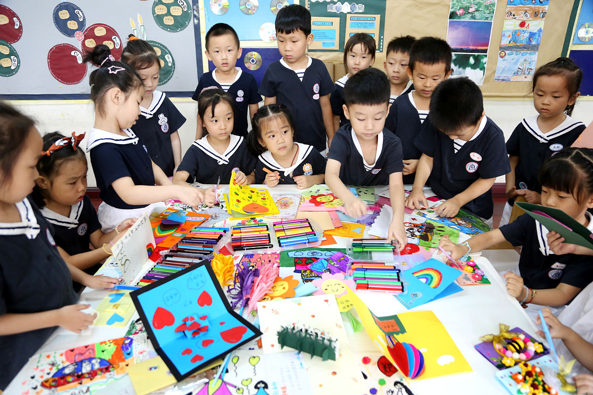 幼儿美术课程角色游戏实践研究中期汇报撰写指南